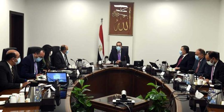 رئيس الوزراء يستعرض ملفات العمل المشتركة بين السياحة والطيران