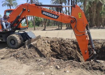 عودة المياه بمنطقة الفتح بعد إصلاح كسر مفاجئ في خط مياه ٦٠٠مم