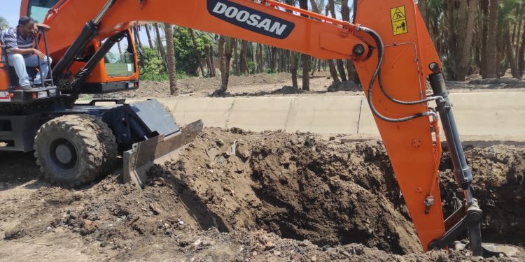 عودة المياه بمنطقة الفتح بعد إصلاح كسر مفاجئ في خط مياه ٦٠٠مم