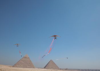 وزير السياحة يشهد العرض الجوي Pyramids Air Show 2022 بمنطقة أهرامات الجيزة