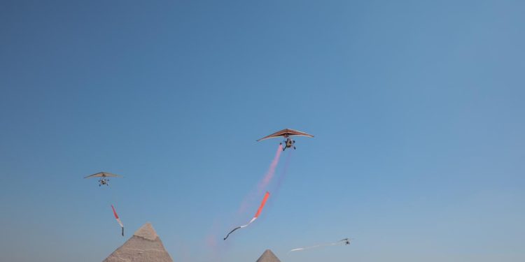 وزير السياحة يشهد العرض الجوي Pyramids Air Show 2022 بمنطقة أهرامات الجيزة