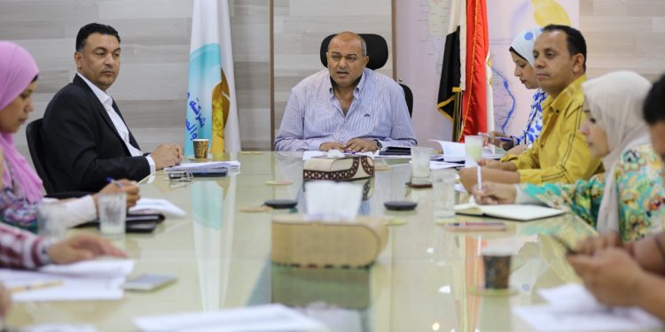 رئيس مياه المنيا يتابع مع قطاع المشروعات ومديري الافرع ومنسقي حياة كريمة نسب تنفيذ الأعمال فى 192 قرية