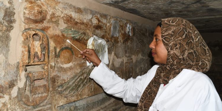 الانتهاء من ترميم مقصورة الذهب بمعبد هابو بالبر الغربي بمحافظة الأقصر