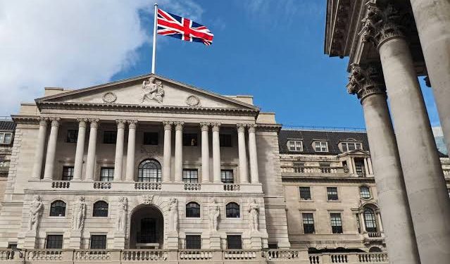 “المركزي الإنجليزي” يرفع سعر الفائدة 0.5% في أعلى زيادة منذ 1995