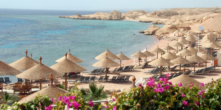 “السياحة” تصدر قرارين بالغلق الإداري لفندقين بمدينة شرم الشيخ