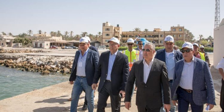 رئيس الهيئة الاقتصادية لقناة السويس يتفقد أعمال التطوير بميناء العريش ويلتقي شركات المقاولات الوطنية