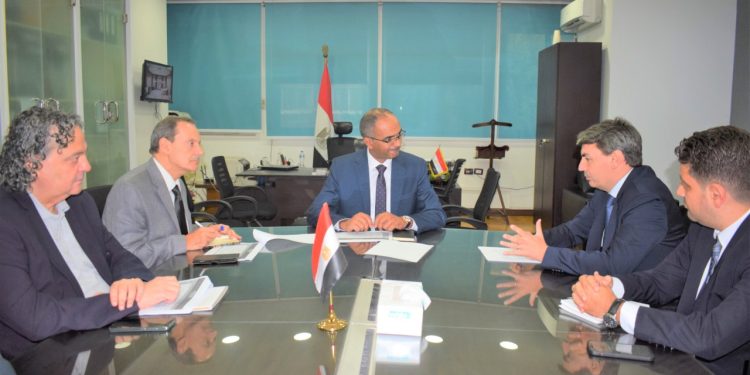 نائب وزير الإسكان يبحث مع ممثلي بنك الاستثمار الأوروبي موقف مشروعات المياه والصرف الجاري تنفيذها