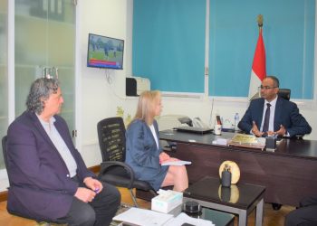 نائب وزير الإسكان يناقش مع ممثلي البنك الأوروبي موقف برنامج توسعات الصرف الصحي للقري الملوثة لبحيرة قارون