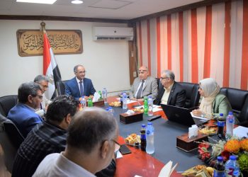 نائب وزير الإسكان لشئون البنية الأساسية يعقد اجتماعا مع مسئولي الجهاز التنفيذي