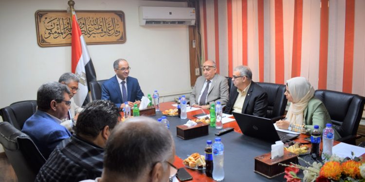 نائب وزير الإسكان لشئون البنية الأساسية يعقد اجتماعا مع مسئولي الجهاز التنفيذي