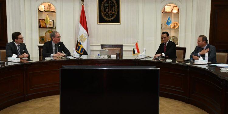 مساعد وزير الإسكان للشئون الفنية يناقش مع السفير السويدي بالقاهرة عدداً من الملفات المشتركة