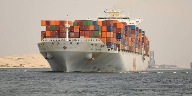عودة حركة الملاحة بقناة السويس بعد تعويم ناقلة وقود جانحة