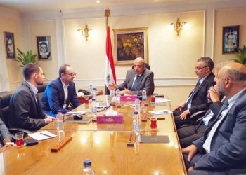 وزير قطاع الأعمال العام يتابع موقف مشروع إنتاج السيارة الكهربائية