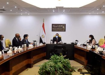 رئيس الوزراء يلتقي مجموعة من أعضاء وفد البنك الدولي