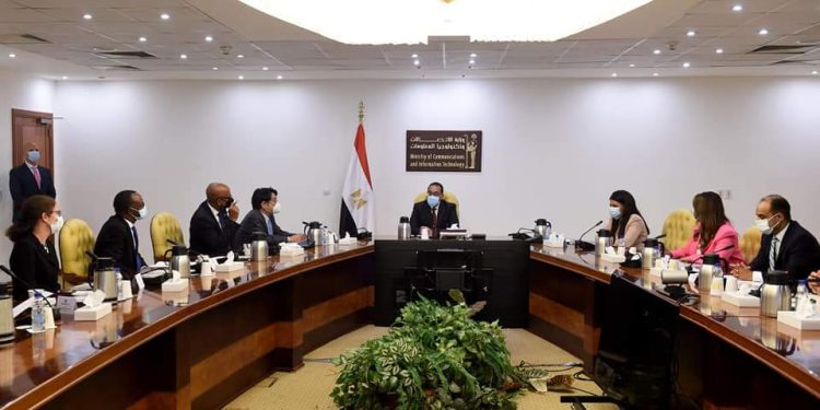 رئيس الوزراء يلتقي مجموعة من أعضاء وفد البنك الدولي