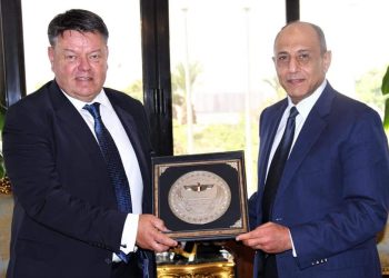 وزير الطيران يبحث مع أمين عام المنظمة العالمية للأرصاد الجوية تعزيز التعاون المشترك