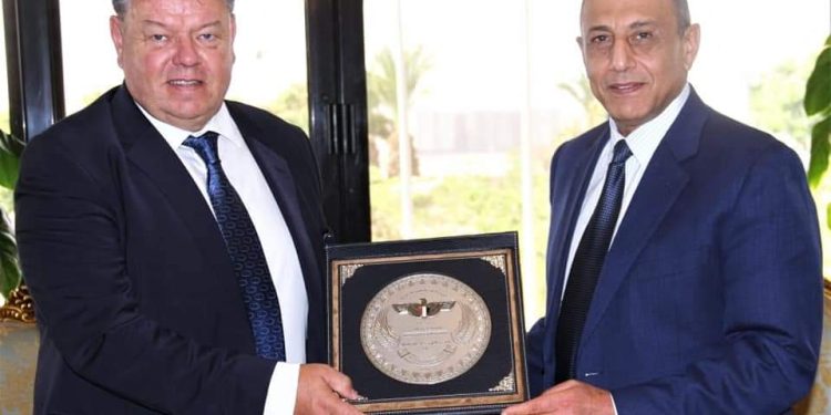 وزير الطيران يبحث مع أمين عام المنظمة العالمية للأرصاد الجوية تعزيز التعاون المشترك