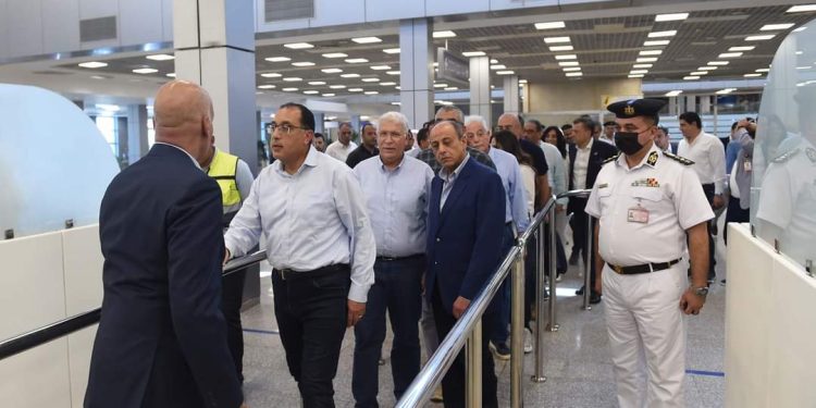 رئيس الوزراء يصل شرم الشيخ لتفقد التجهيزات الخاصة بتنظيم مؤتمر تغير المناخ (Cop27)