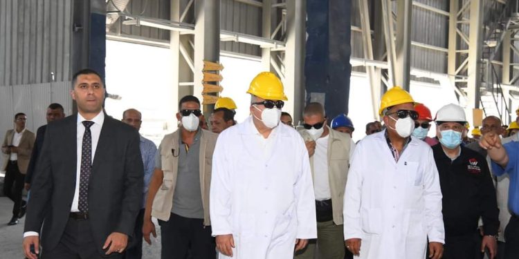 جولة تفقدية لوزير قطاع الأعمال العام بمجمع الألومنيوم بنجع حمادي