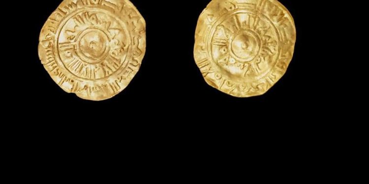 الكشف عن خبيئة تضم مجموعة من العملات بمدينة إسنا