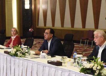 رئيس الوزراء يستعرض المشروعات الجاري تنفيذها بشرم الشيخ