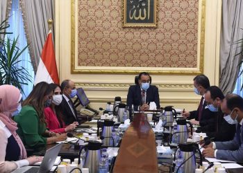 رئيس الوزراء مع وزيري السياحة والآثار والطيران المدني