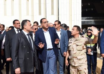رئيس الوزراء يتابع من الموقع تفاصيل الأعمال الجاري تنفيذها لتطوير محيط المتحف المصري الكبير