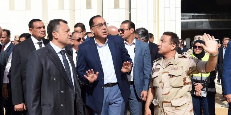 رئيس الوزراء يتابع من الموقع تفاصيل الأعمال الجاري تنفيذها لتطوير محيط المتحف المصري الكبير