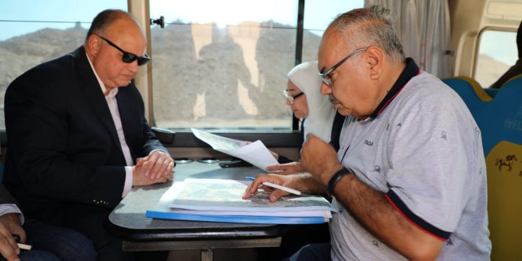 بالصور.. محافظ القاهرة يجري جولة لمتابعة رفع كفاءة الشوارع بمصر القديمة