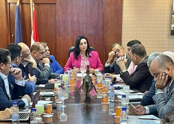 السياحة والنقل يناقشان كيفية الاستغلال السياحي للأماكن المحيطة بمحطات القطار السريع