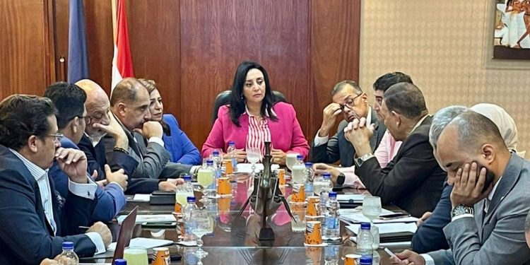 السياحة والنقل يناقشان كيفية الاستغلال السياحي للأماكن المحيطة بمحطات القطار السريع