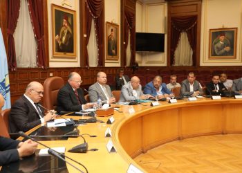 محافظ القاهرة: يتابع تنفيذ الخطة الاستثمارية بالمنطقتين الغربية والجنوبية