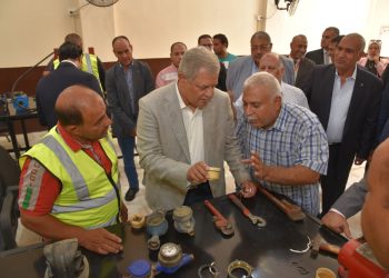 رئيس القابضة للمياه يزور فرع خدمة العملاء المميكن لمياه القاهرة لتقديم الخدمات إلكترونيا للمواطنين