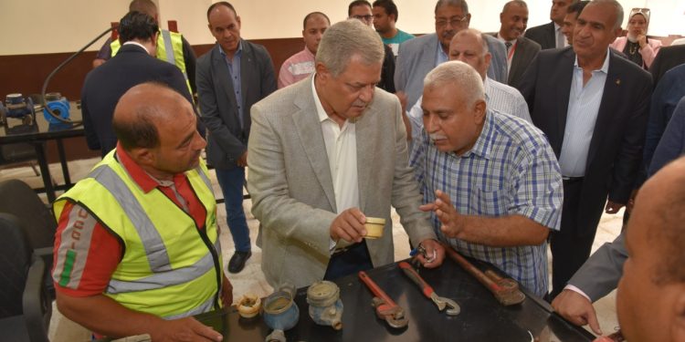 رئيس القابضة للمياه يزور فرع خدمة العملاء المميكن لمياه القاهرة لتقديم الخدمات إلكترونيا للمواطنين