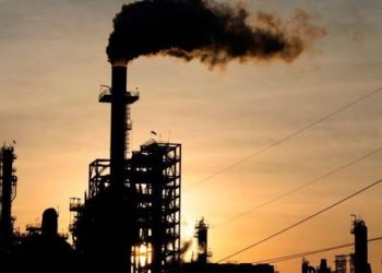 ارتفاع أسعار النفط مع استمرار خفض الإنتاج