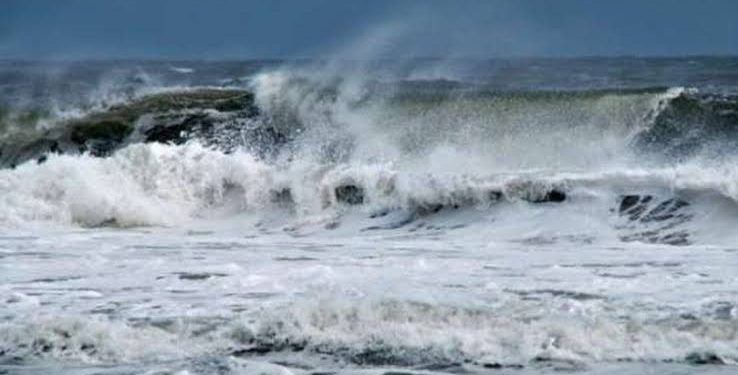 الأرصاد الجوية تحذر من ارتفاع الأمواج على سواحل البحر المتوسط بنسبة 2 :2.5 مترا
