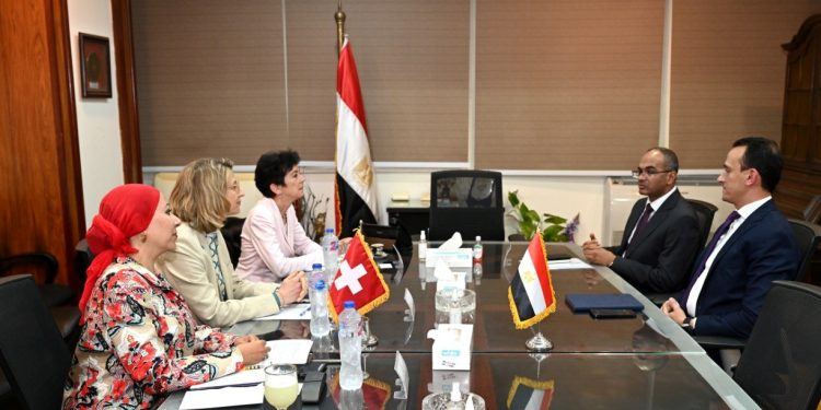 مسئولو "الإسكان" يبحثون مع السفيرة السويسرية بالقاهرة موقف المشروعات المشتركة