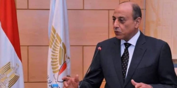 وزير الطيران يلتقى وفداً إماراتياً لبحث فرص الاستثمار فى مجال النقل الجوي