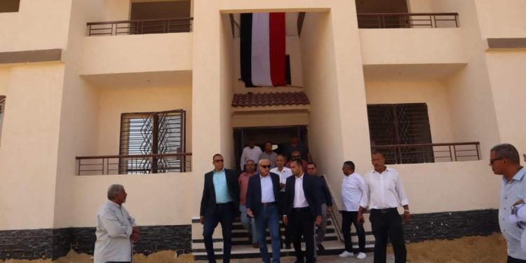 مسئولو “الإسكان” يتفقدون مشروعات الطرق والإسكان ورفع الكفاءة بمدينة 15 مايو