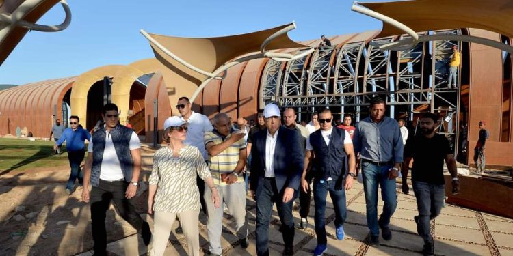 رئيس الوزراء يتابع تقدم الأعمال بالمنطقتين الخضراء والزرقاء في شرم الشيخ