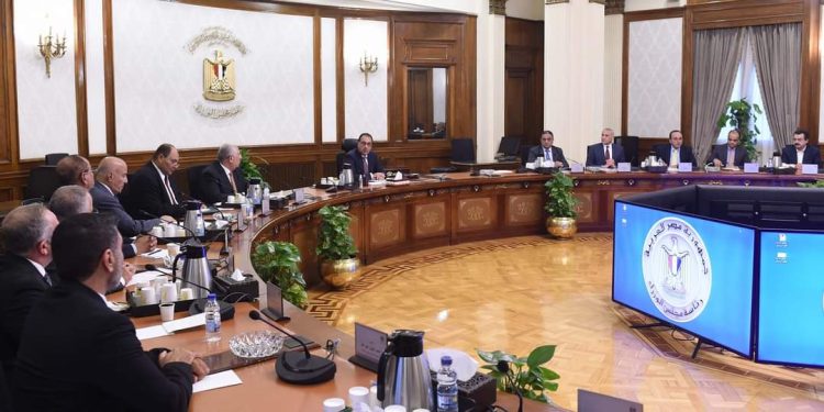 رئيس الوزراء يعقد اجتماعا لبحث حل مشكلة نقص الأعلاف في صناعة الدواجن