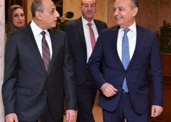 وزير الطيران يبحث مع السفير الأردنى بالقاهرة تعزيز التعاون فى مجال النقل الجوي