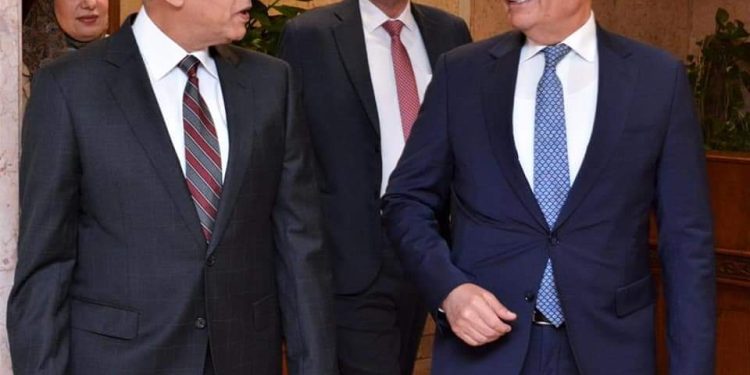 وزير الطيران يبحث مع السفير الأردنى بالقاهرة تعزيز التعاون فى مجال النقل الجوي