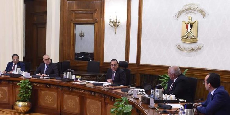 رئيس الوزراء يتابع سير العمل بمشروعات المياه والصرف الصحي بمحافظة الوادي الجديد