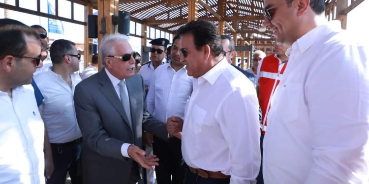 وزير الصحة يتفقد الحجر الصحي بمطار شرم الشيخ الدولي ويوجه بزيادة عدد البوابات الحرارية