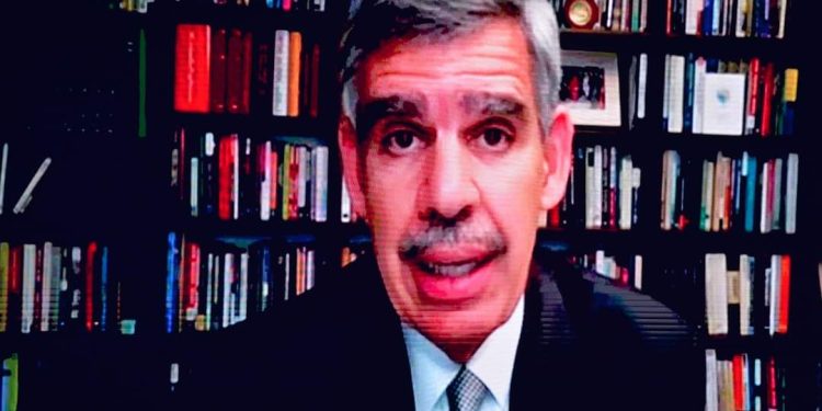 الدكتور محمد العريان الخبير الاقتصادي في كلمته بالمؤتمر الاقتصادي