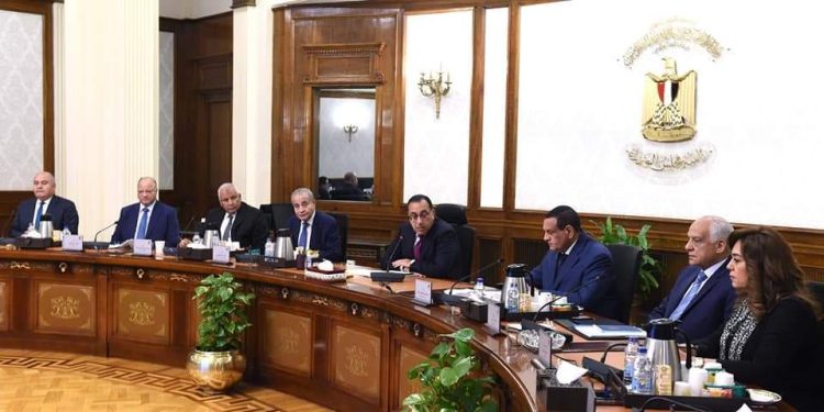 رئيس الوزراء: لن يتم السماح بإخفاء السلع أو المبالغة في الأسعار والمُضاربة أو الاحتكار