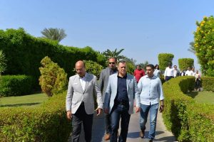 وزير السياحة يستكمل زيارته لشرم الشيخ بتفقد عدد من المنشآت الفندقية ويلتقى عدد من العاملين بها