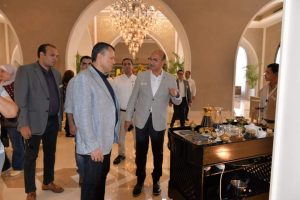 وزير السياحة يستكمل زيارته لشرم الشيخ بتفقد عدد من المنشآت الفندقية ويلتقى عدد من العاملين بها