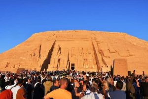 4 آلاف سائح مصري وأجنبي يشهدون ظاهرة تعامد الشمس بأبوسمبل 